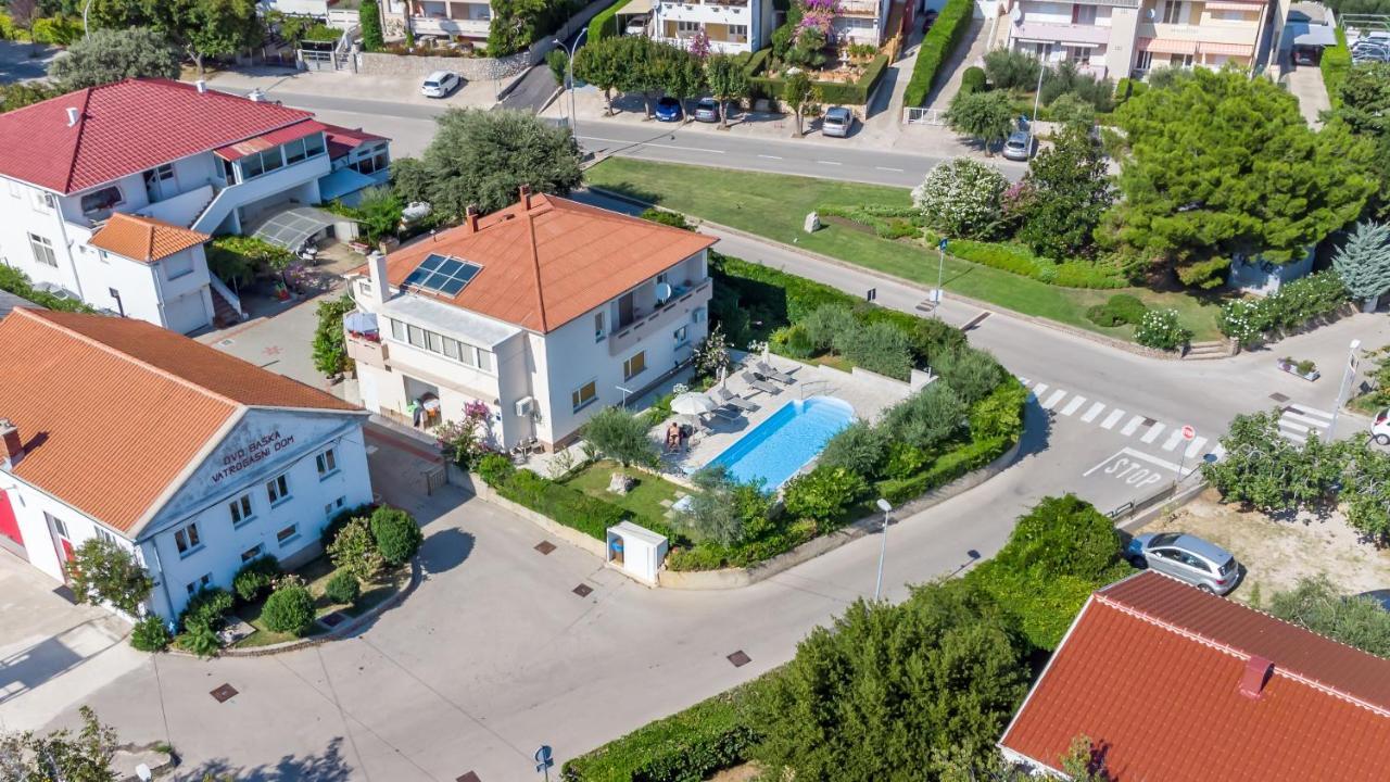 Meri Baška Buitenkant foto