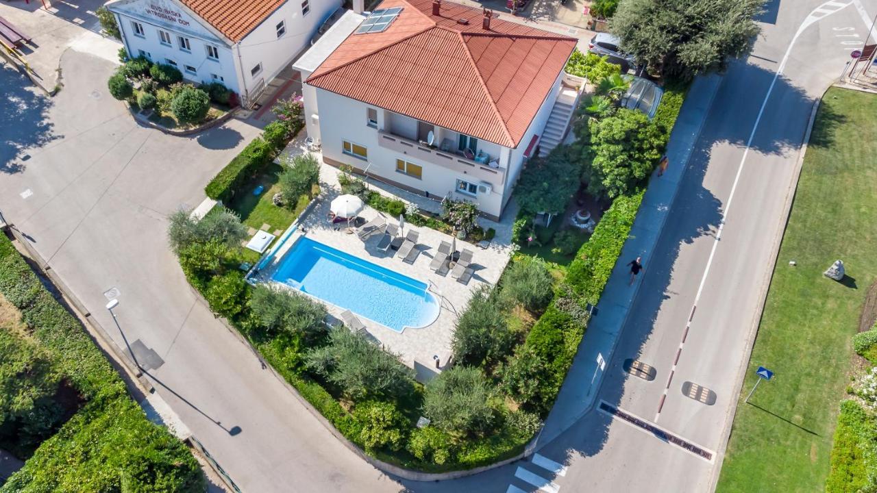 Meri Baška Buitenkant foto